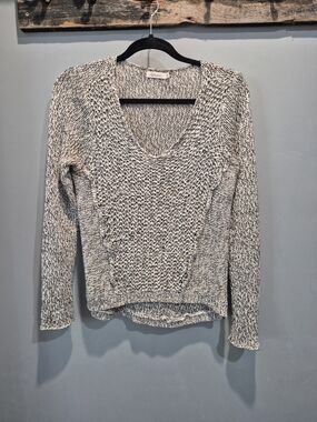 Marled Knit V-Neck Sweater in Cream & Black